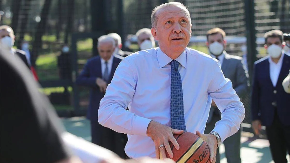 Cumhurbaşkanı Erdoğan gençlerle basketbol oynadı