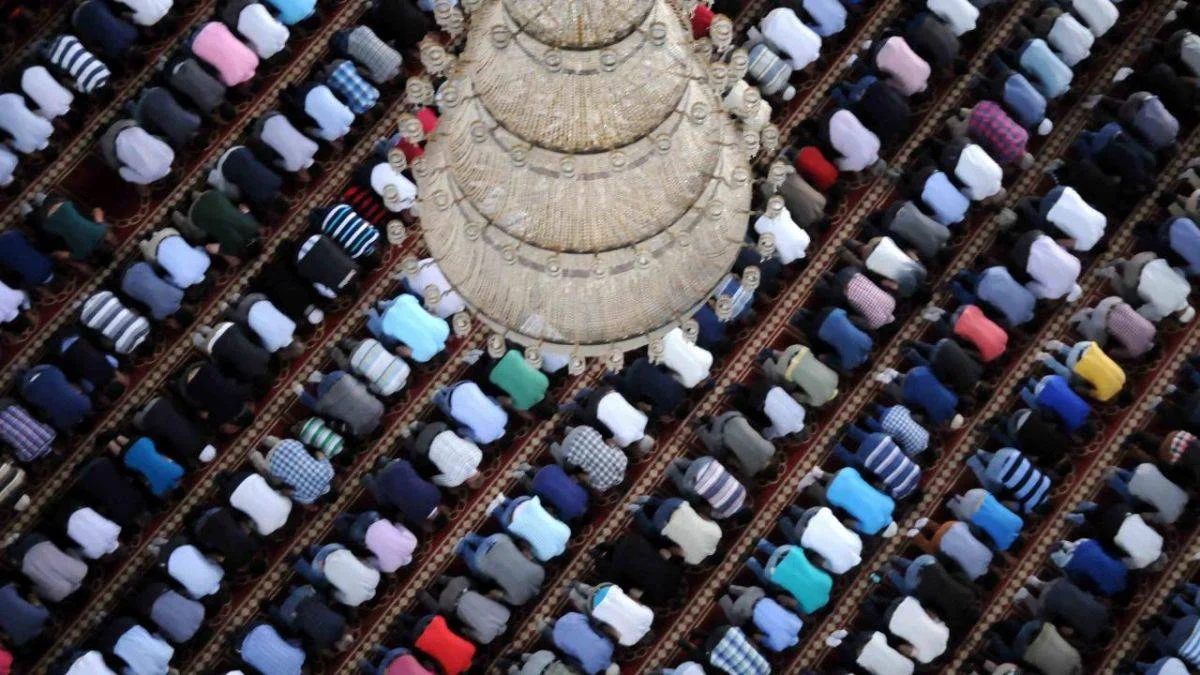 Diyanet: Namazlar normal saf düzeniyle kılınabilir