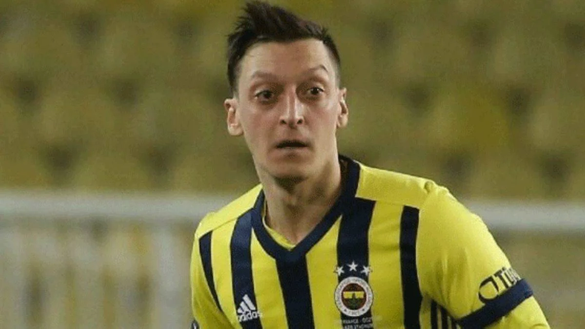 Fenerbahçe'de Mesut Özil şoku! Yıldız futbolcu sakatlandı