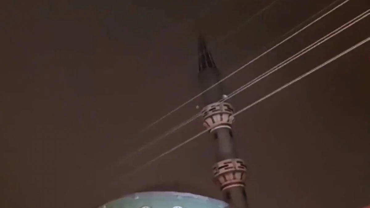 Fırtınaya dayanamayan minare yan yattı