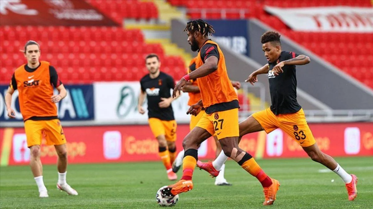 Galatasaray'da 3 futbolcunun sözleşmeleri uzatıldı