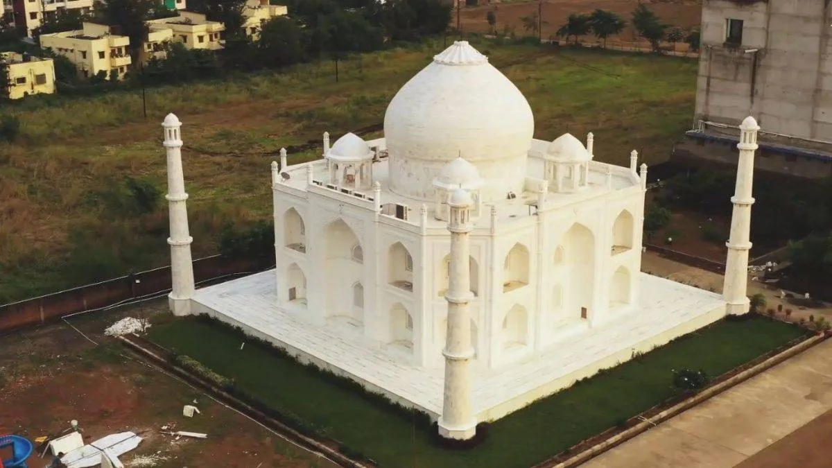 Hintli öğretmen, çok sevdiği eşi için Taj Mahal'in kopyasını inşa ettirdi