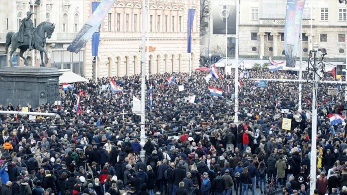 Hırvatistan'da binlerce kişi Kovid-19 tedbirlerini protesto etti