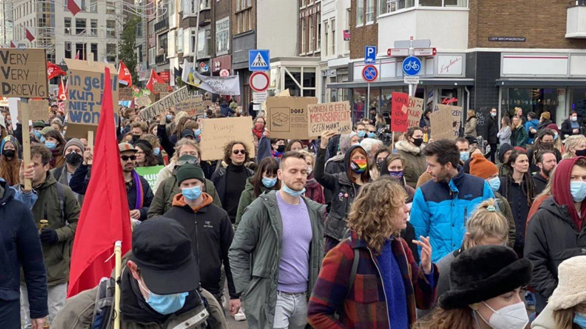 Hollanda'da halk sokağa döküldü: ''Asgari ücretle ev bulamıyoruz''