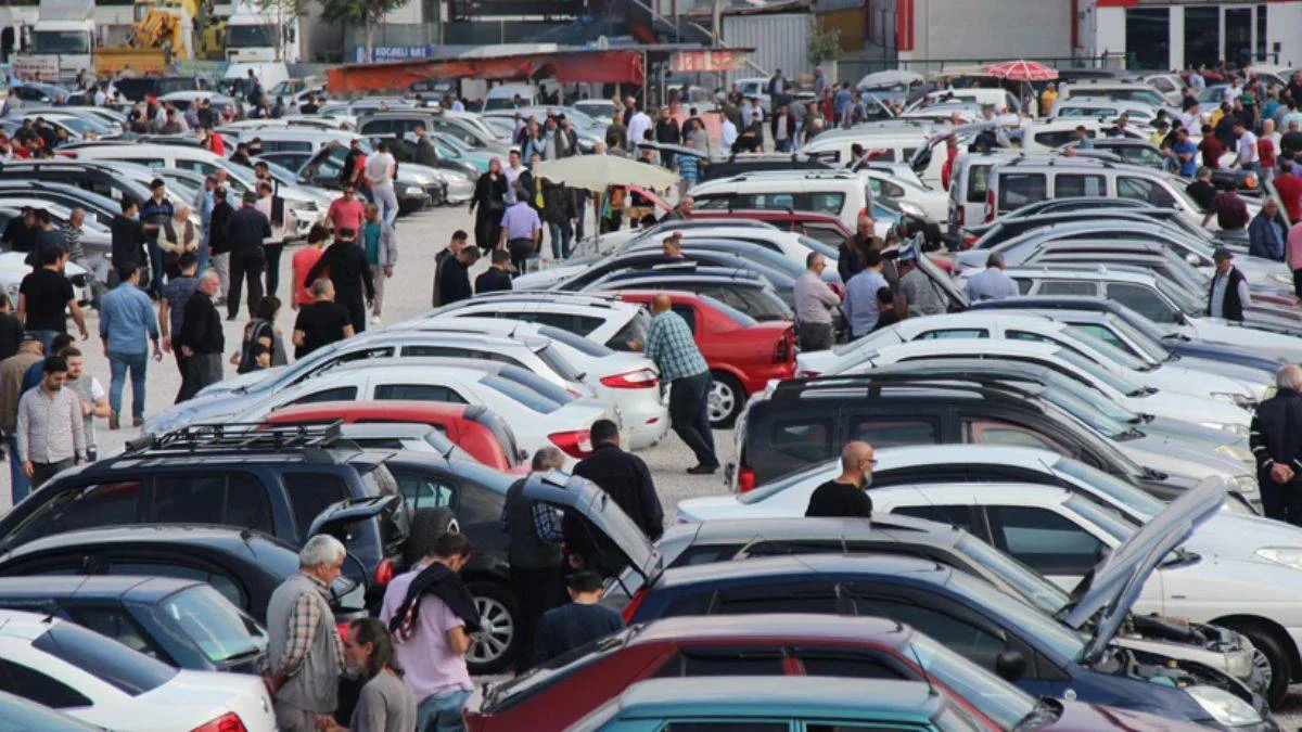 İkinci elde fiyatlar uçtu! 585 bin TL'lik aracı 900 bin TL'ye ilana koydular