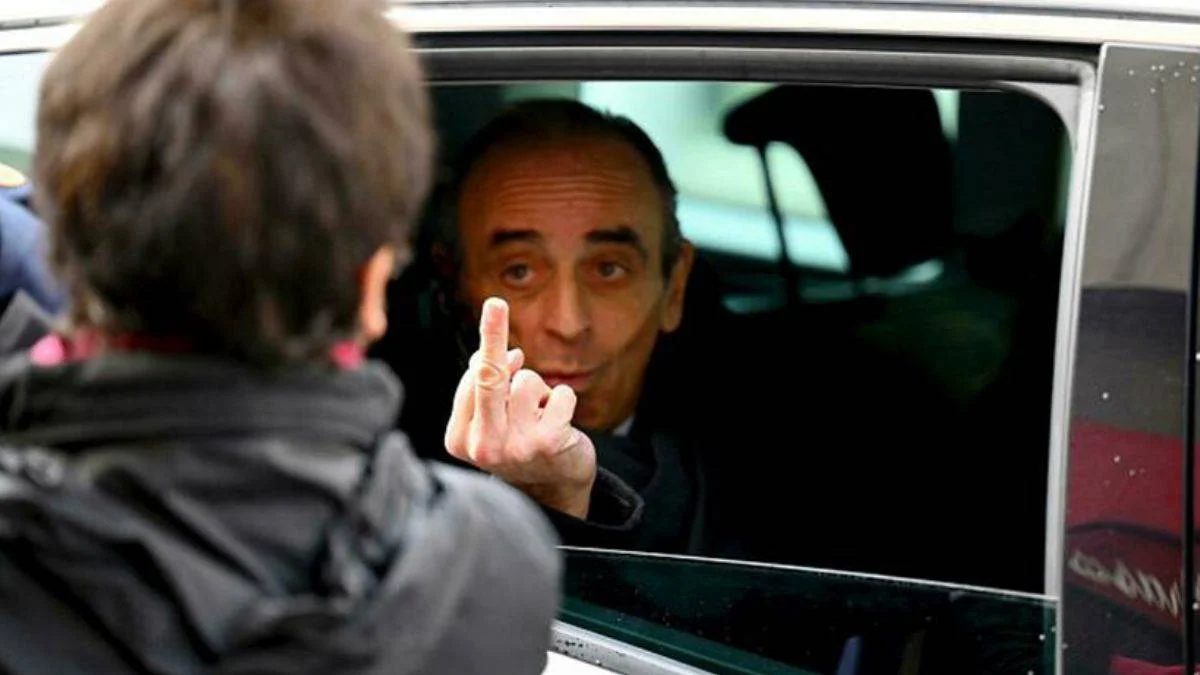 Irkçı Eric Zemmour'dan tepki çeken ortak parmak işareti