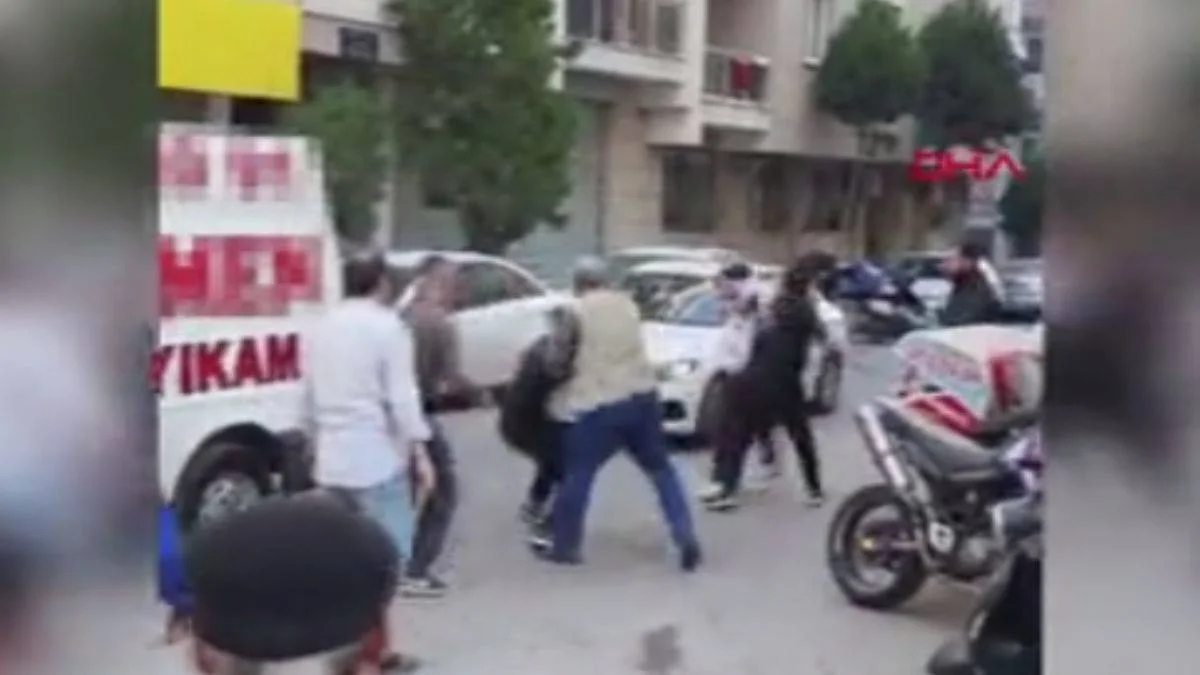 İzmir'de bıçaklı, demir çubuklu 'yol verme' kavgası