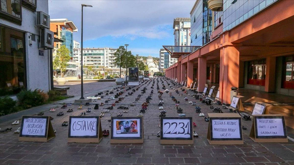 Karadağ'da Kovid-19'dan ölenler 2 bin 231 ayakkabıyla anıldı