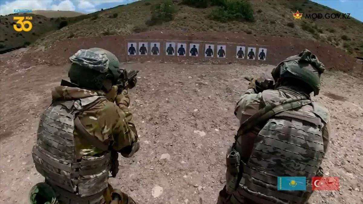 Kazakistan Türk askerler ile tatbikatlarından görüntüler paylaştı