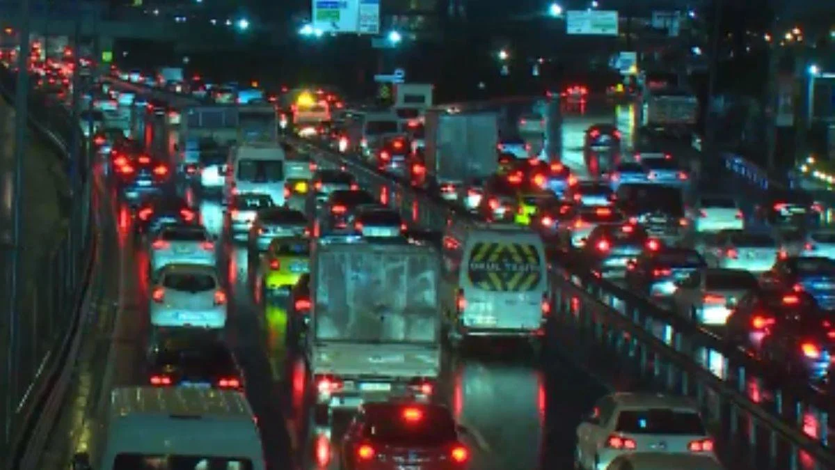 Lodos trafiği felç etti; yoğunluk yüzde 85