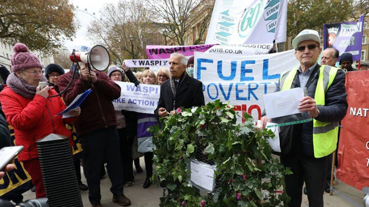 Londra'da emeklilerden protesto