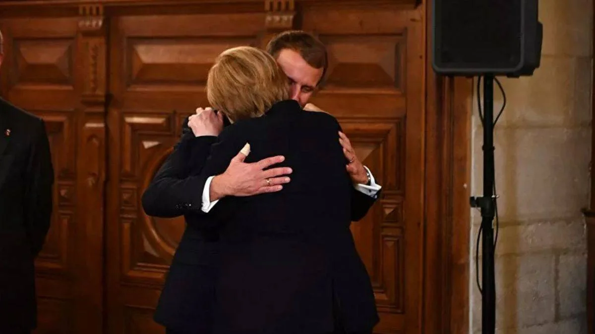 Macron'dan Merkel'e onur nişanı