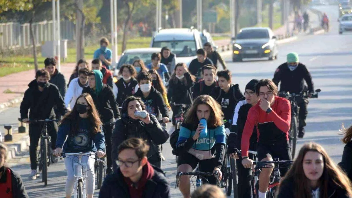 Manisalı öğrenciler sağlıklı yaşam için 22 kilometre bisiklet sürdü