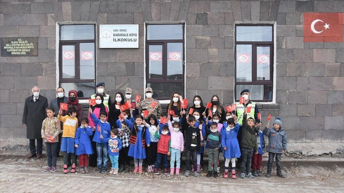 Mehmetçik'ten 2 bin 300 rakımdaki köyün öğretmenlerine sürpriz ziyaret
