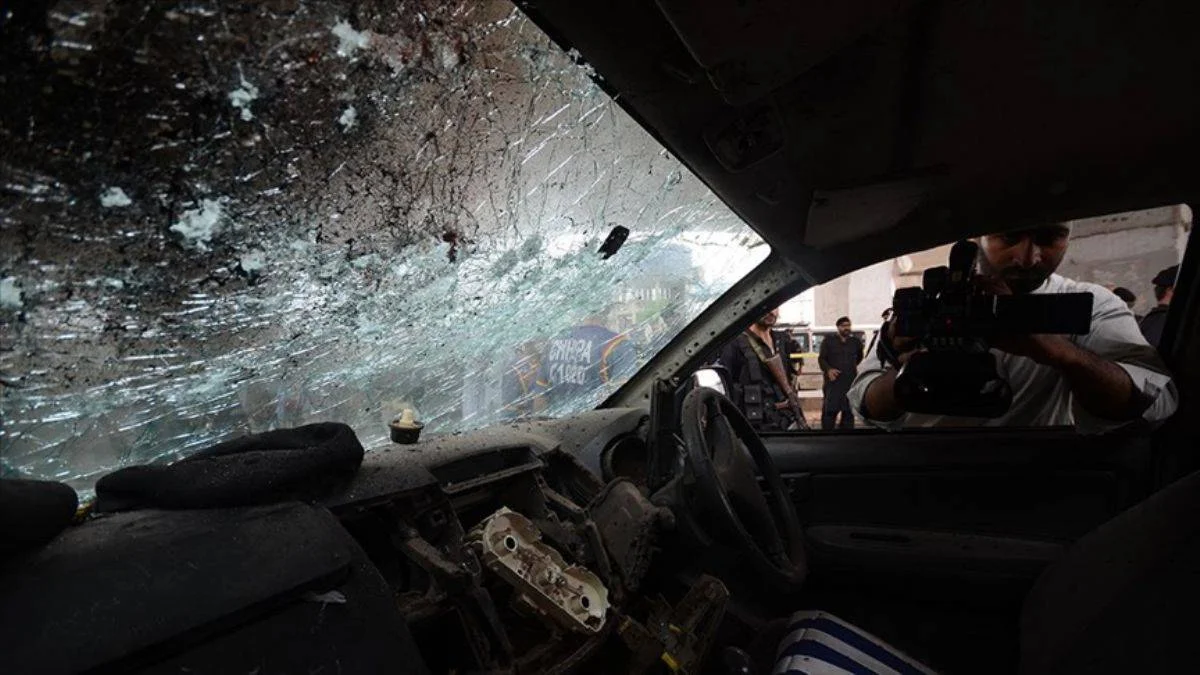 Pakistan'da bombalı saldırı: 2 polis öldü