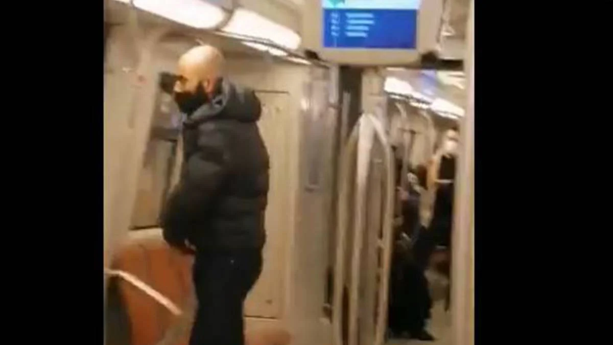 Polis, Kadıköy metrosundaki bıçaklı şüphelinin peşinde