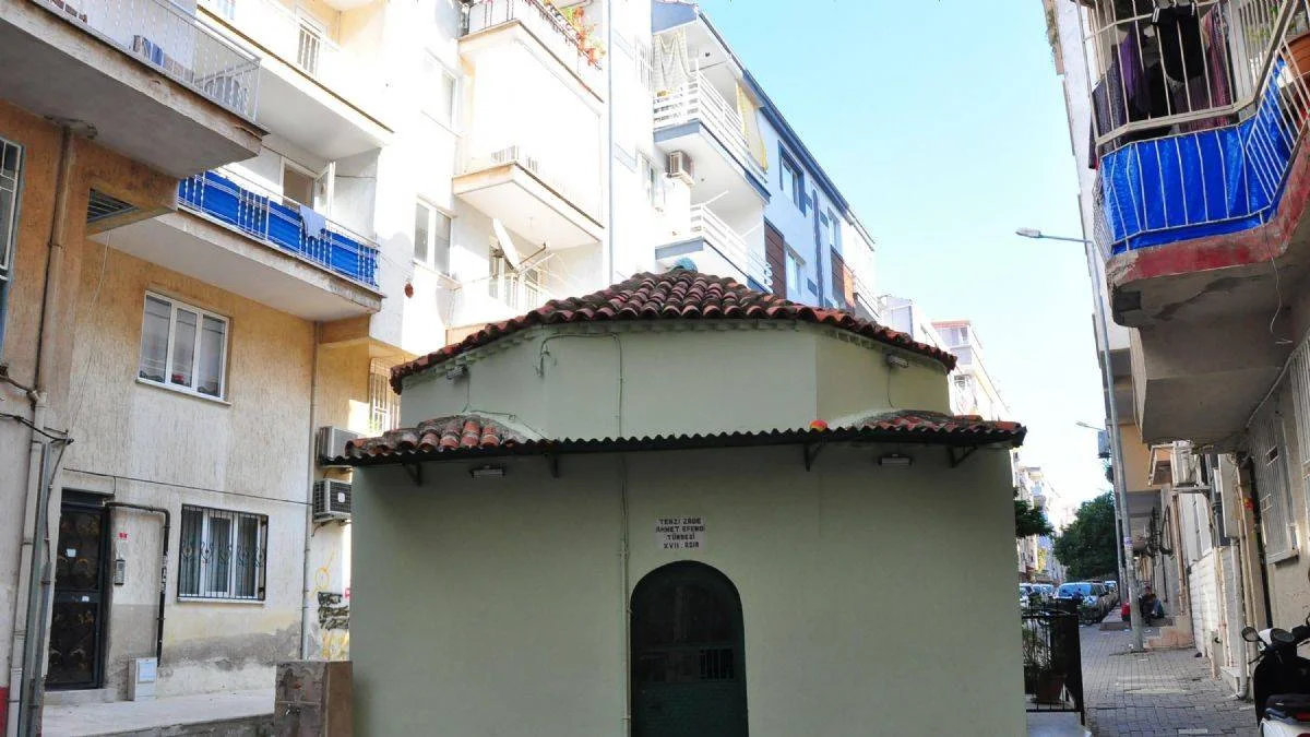 Sokağı ikiye bölen türbe