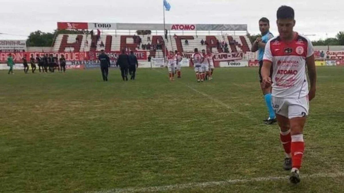 Tribünlerde çatışma çıktı, saha kenarındaki teknik direktör vuruldu