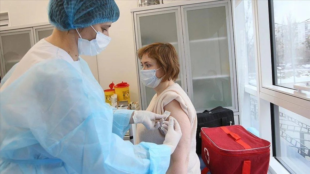 Ukrayna'da aşı yaptırmayan memur/öğretmen işten uzaklaştırılacak