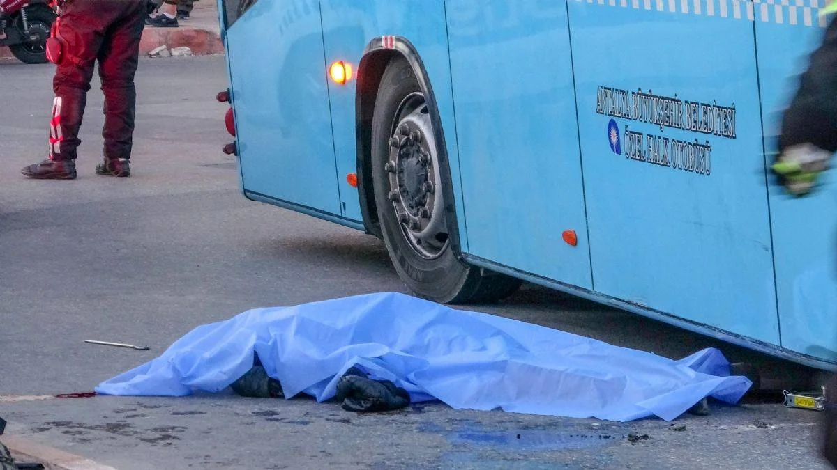 Yaya geçidinde Halk Otobüsü çarptı