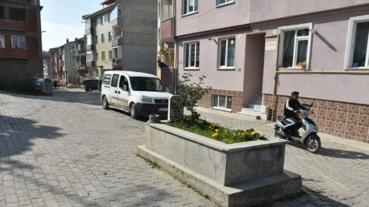 Yol ortasında 'sır mezar'