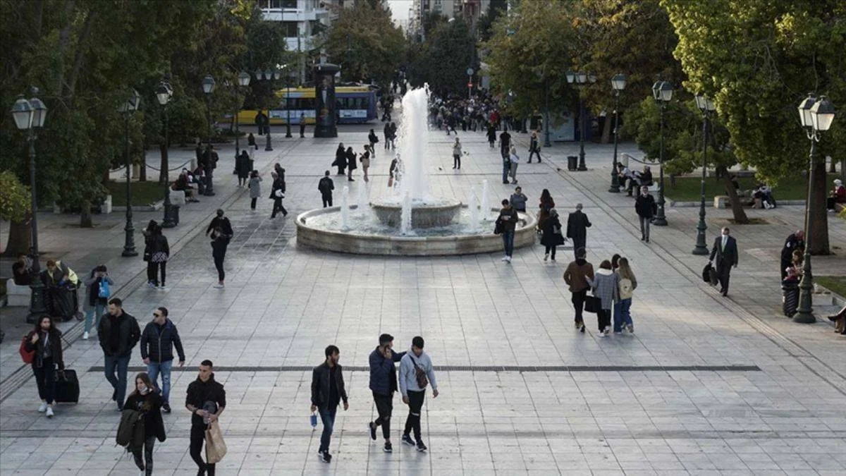 Yunanistan'da günlük Kovid-19 vaka sayısı en yüksek seviyeye çıktı