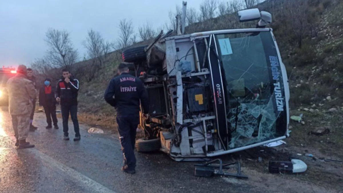 Amasya'da tur midibüsü devrildi: 27 yaralı