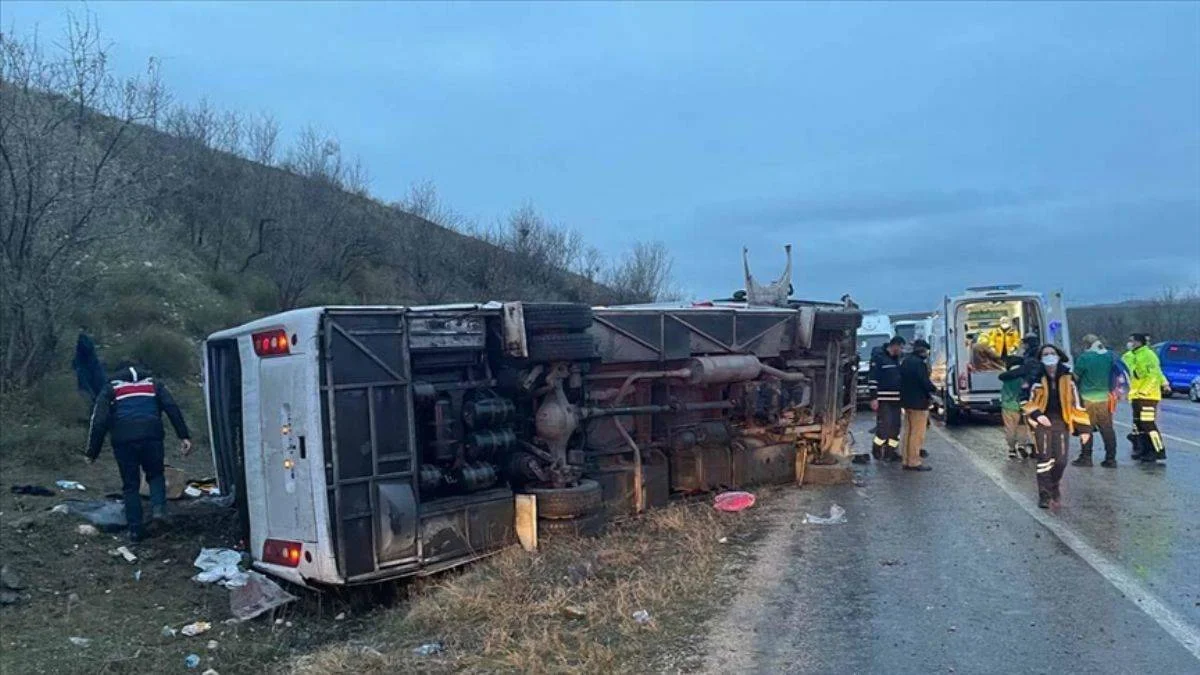 Amasya'da tur otobüsünün devrilmesi sonucu 28 kişi yaralandı