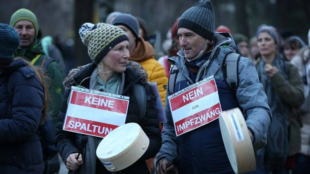 Avusturya'da kısıtlamaya rağmen Kovid-19 protestosu
