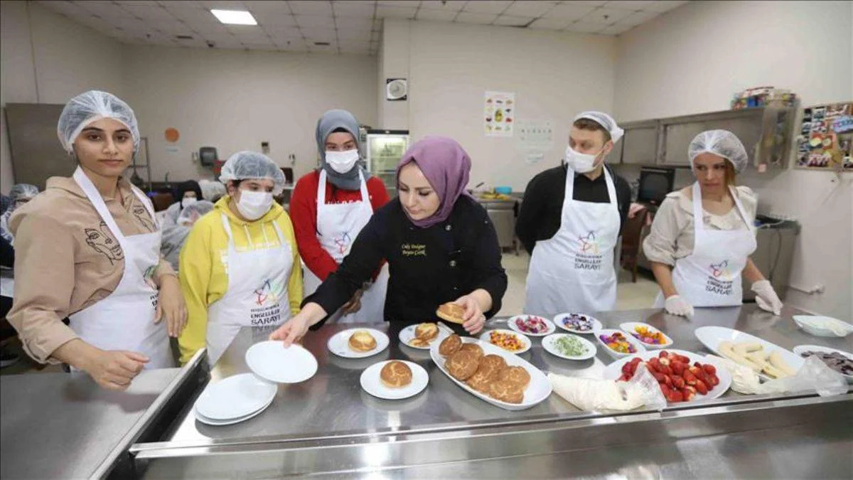 Bağcılar'da engelli bireyler canlı çiçeklerle pasta yaptı