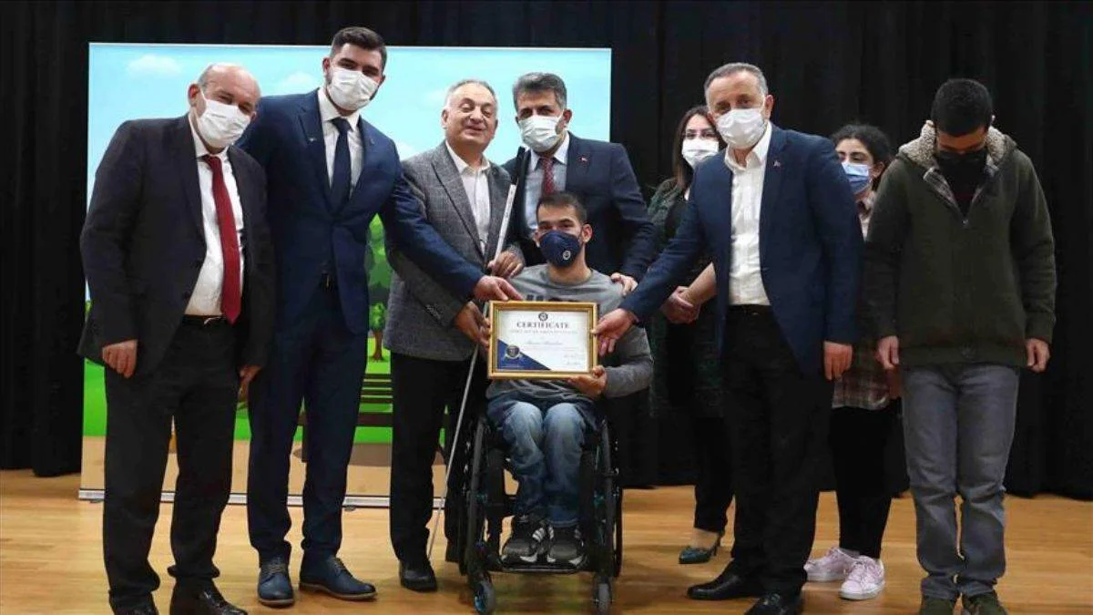Bağcılar'da engelli bireyler, tiyatro oyununu izlemek için bir araya geldi