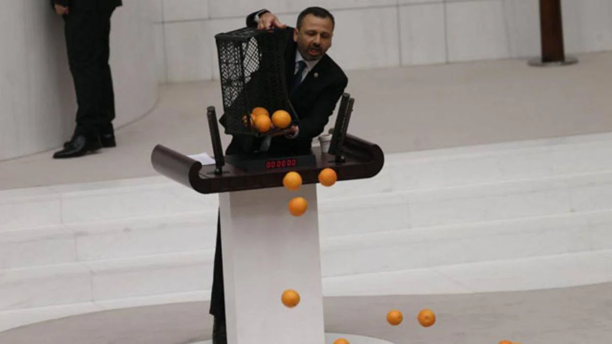 Bütçe görüşmesinde portakallı tepki