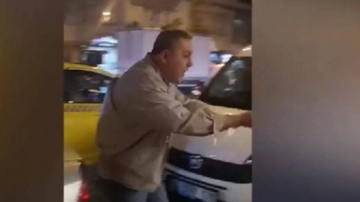 Çocuk taksiye kustu diye taksici bakın ne yaptı
