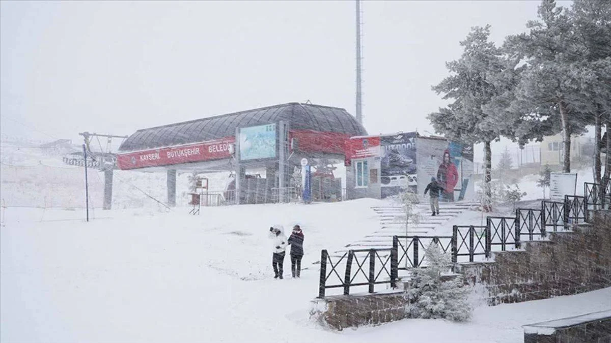 Erciyes'te kar yağışı etkili oluyor