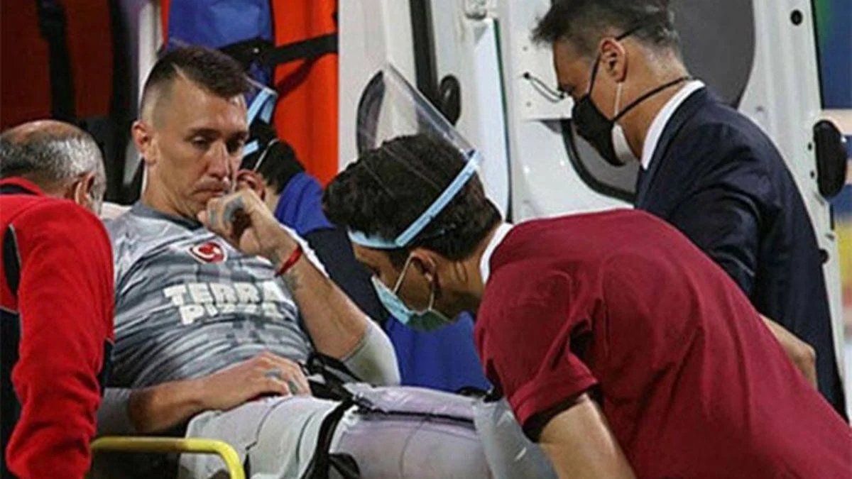 Galatasaray'ın kalecisi kim olacak? Muslera kaç hafta yok?