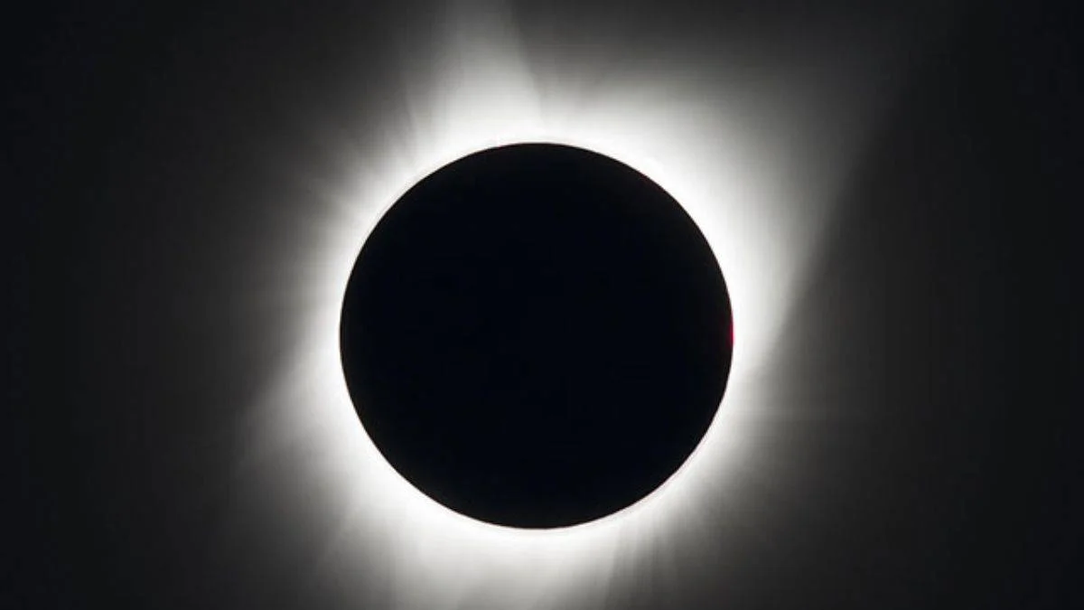 Güneş tam tutuldu, tek bölgeden görüldü!