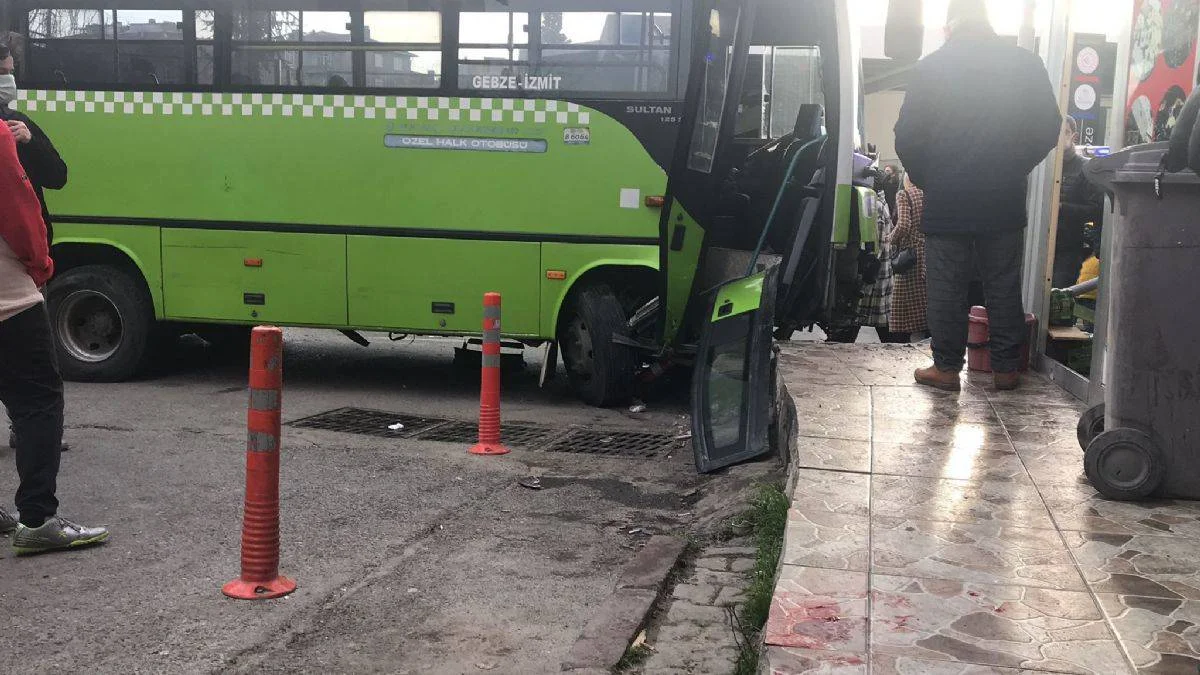 Halk otobüsü aileye çarptı: Anne öldü, 2 kızı yaralı