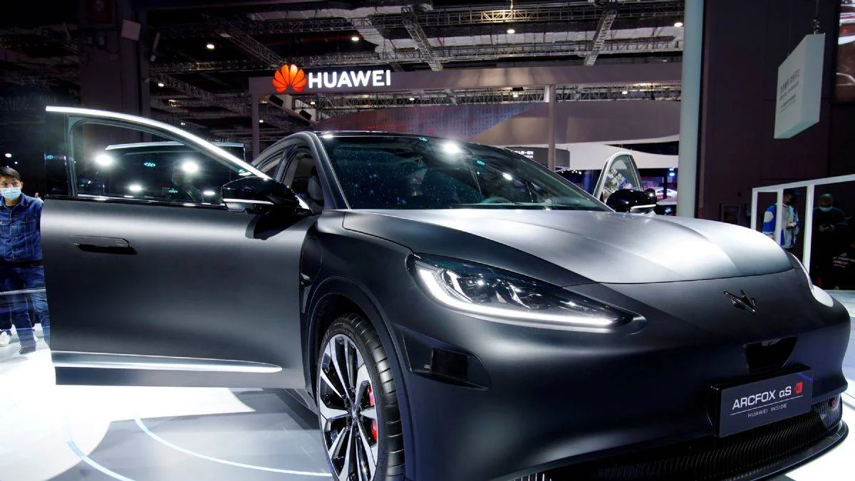 Huawei ilk elektrikli otomobilini tanıttı