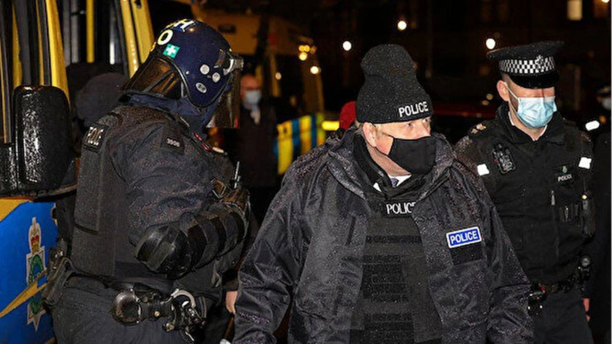 İngiltere Başbakanı Johnson'dan polis kıyafetli denetim
