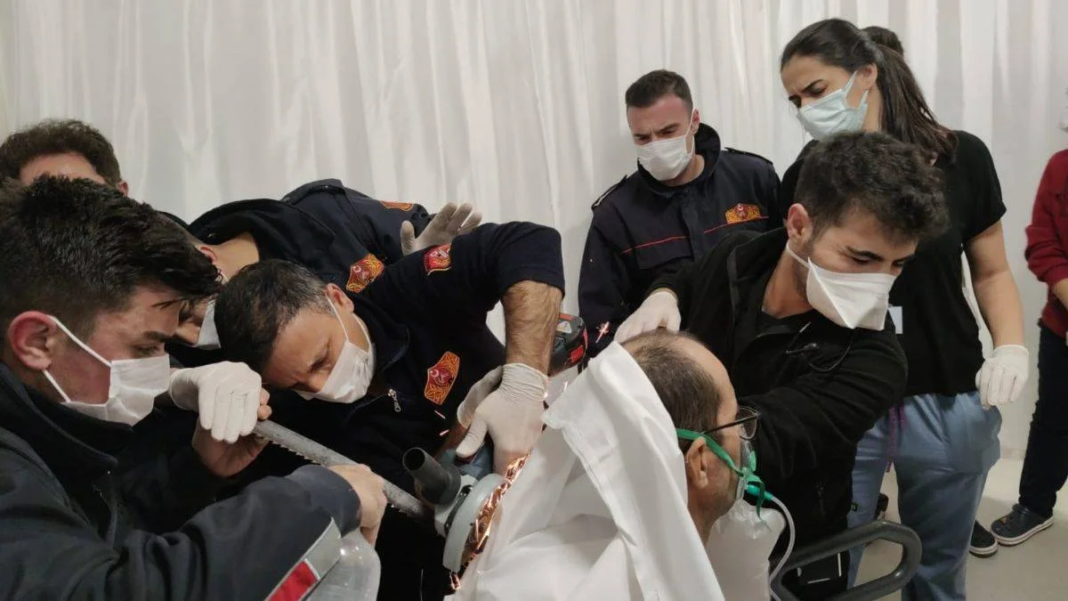 İşçinin sırtına saplanan testereyi itfaiye kesti