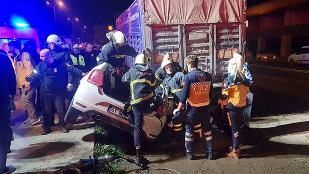 İzmit'te feci kaza! Kamyonun altına girdi: 3 ölü