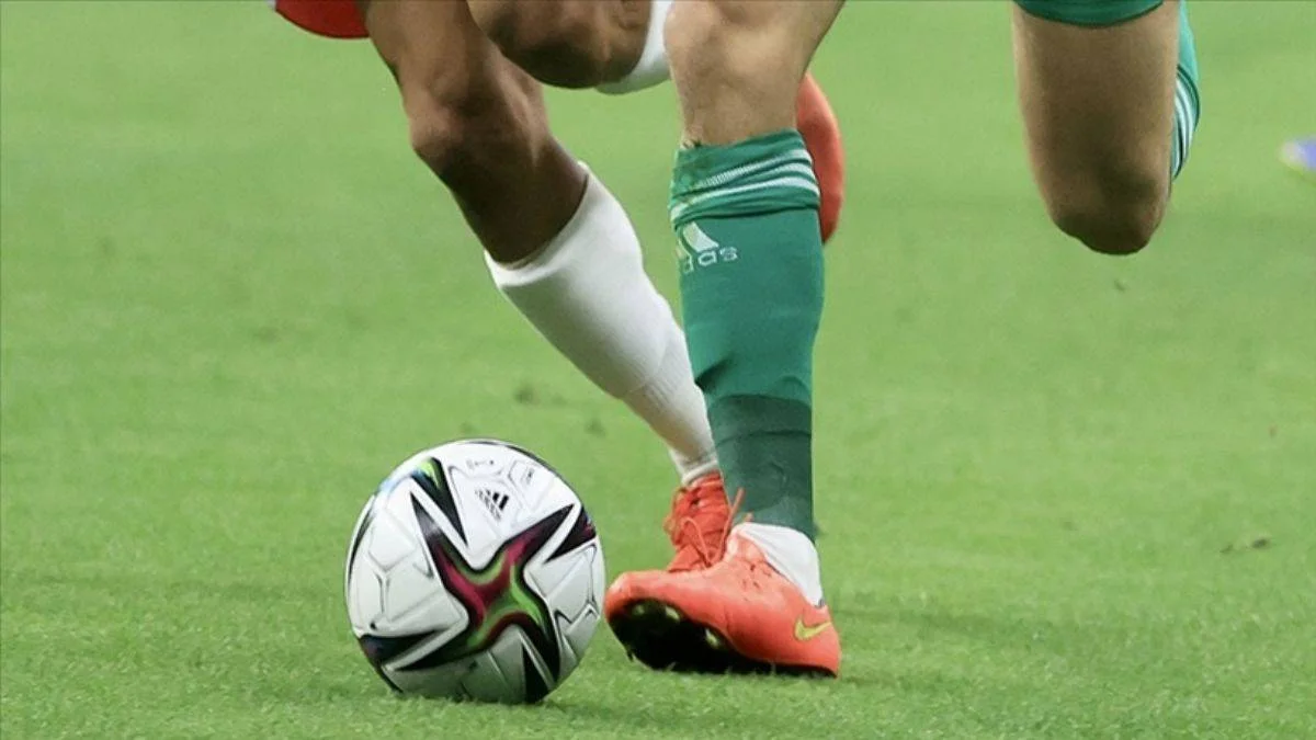 Kaleciyle çarpıştı, kalp krizinden vefat etti Sahada ölen futbolcu kim?