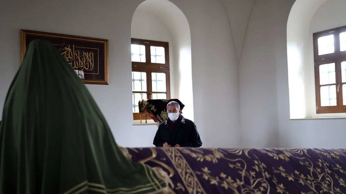 Kosova: Bakan Akar'dan 'Sultan Murad Türbesi' ziyareti
