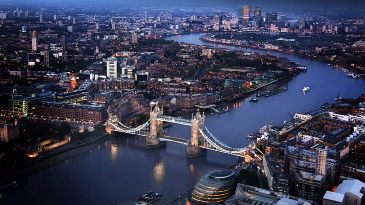 Londra'da artan Omicron vakaları üzerine 'büyük tehlike' hali ilan edildi