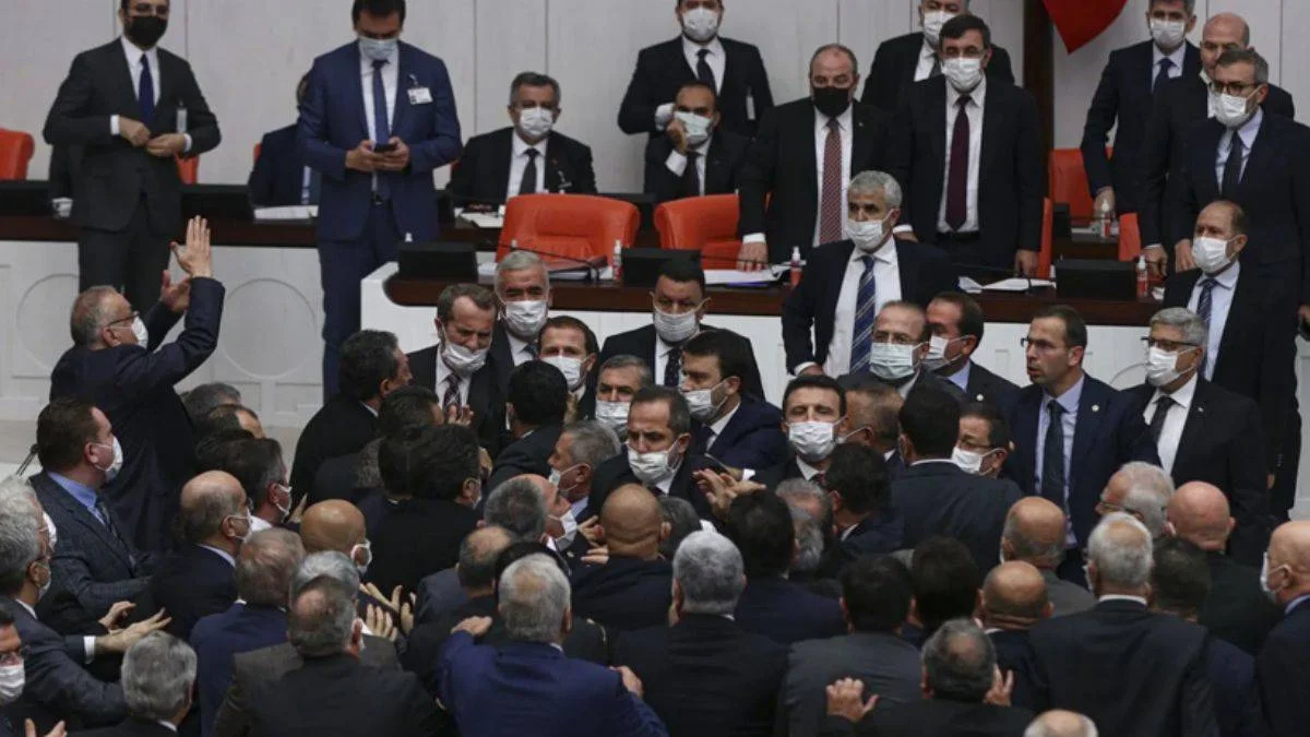 Meclis'te 14 saatlik gergin görüşme: 3 kez yumruklu kavga, 8 kez oturuma ara verme!