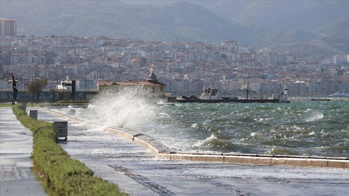 Meteorolojiden yurdun batı bölgeleri için kuvvetli rüzgar ve fırtına uyarısı