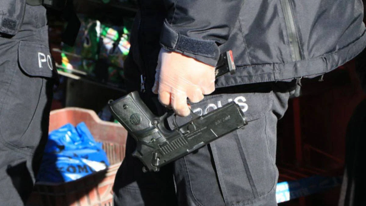 Oyuncak tabancayla kuyumcu bastı, gerçek tabancayla vuruldu