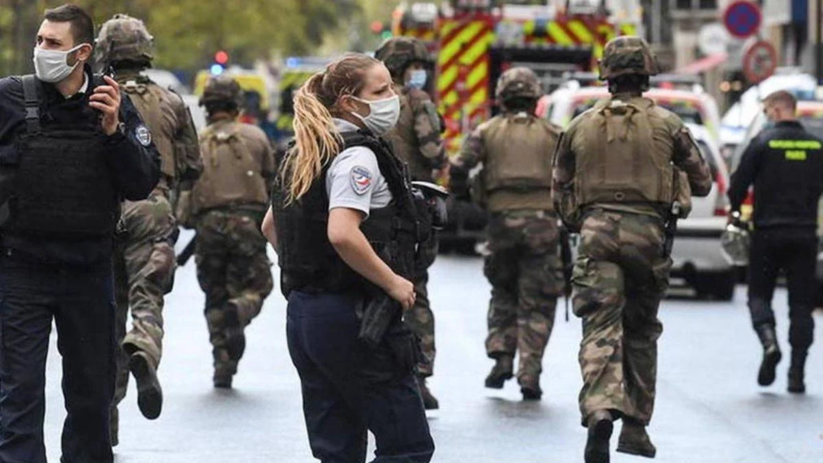 Paris'te göçmenlere kılıçlı saldırı
