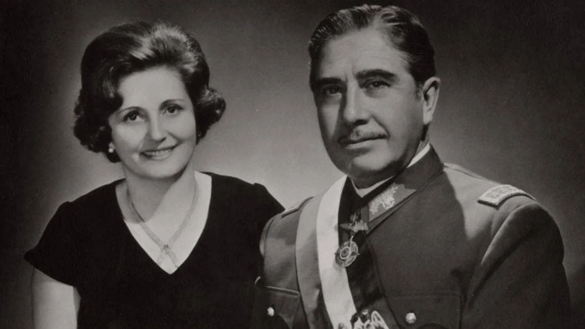 Pinochet'in eşinin ölümünü kutladılar
