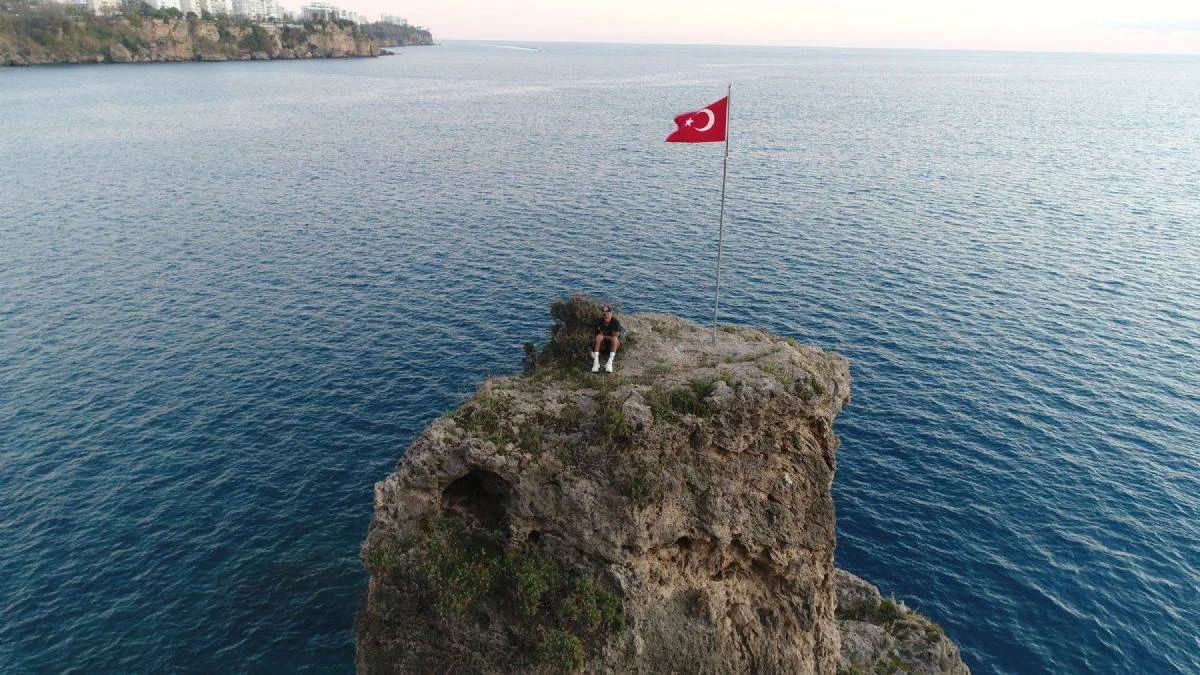 Türk bayrağını değiştirmek için çıktığı kayalıkta mahsur kaldı